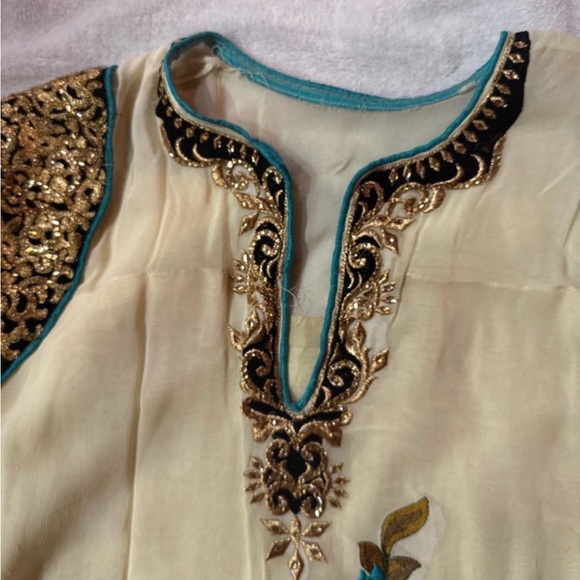 Elegant Floral Embroidered Dress - Picture 4 of 6